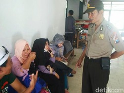 Dua Anaknya Terbawa Kapal, Wanita Ini Menangis di Pelabuhan Jangkar