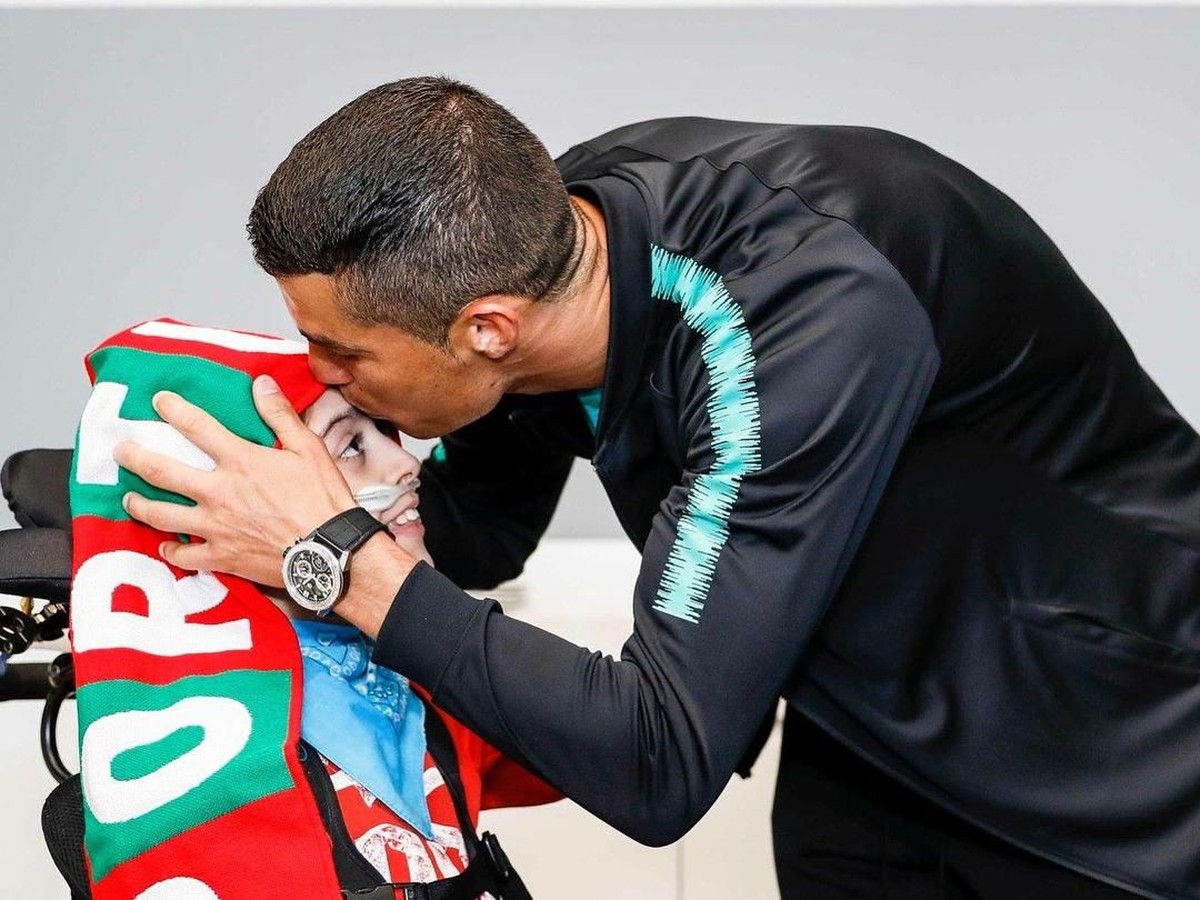 Cristiano Ronaldo saat mengunjungi dua bocah di Lisbon. (Foto: dok. Instagram FPF)