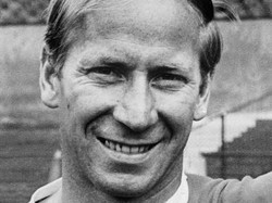 Nostalgia Aksi Bobby Charlton dan Bobby Moore di Lapangan Hijau