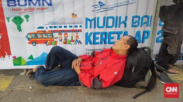Calon penumpang di Stasiun Pasar Senen, Jakarta, Minggu (3/6).