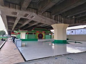 Siapa Sangka, Ada Masjid Unik di Bawah Jalan Tol Jakarta Utara