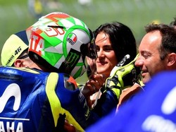 Valentino Rossi Kecup Seorang Perempuan di MotoGP Italia, Siapa Dia?