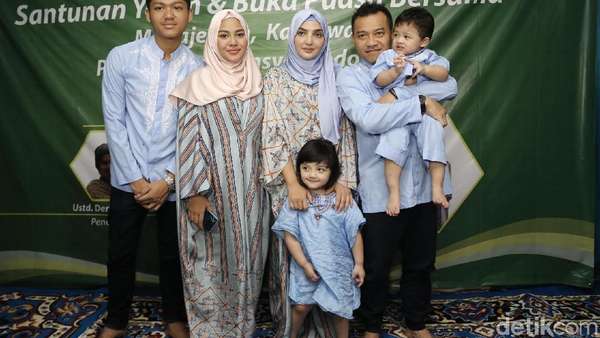 Potret Keluarga Selebriti saat Lebaran, Sophia Latjuba Berhijab