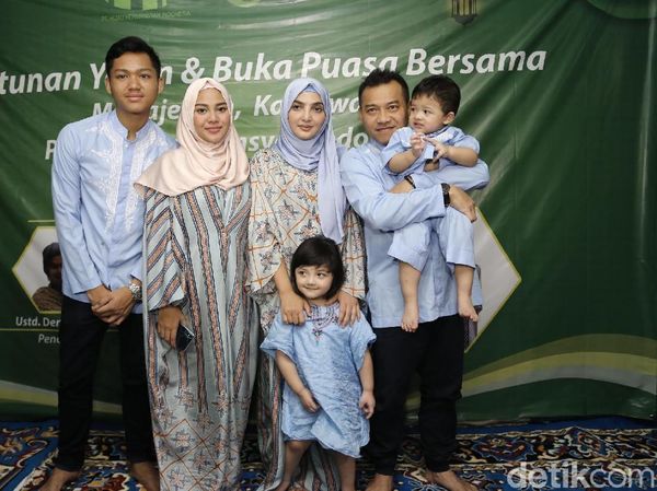 Keluarga Asix saat Buka Bersama dengan Yatim Piatu