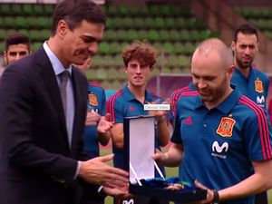 Iniesta Terima Penghargaan Olahraga Tertinggi Spanyol