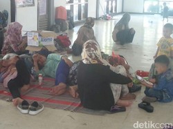 Ratusan Calon Penumpang Tujuan Madura Keleleran di Pelabuhan Jangkar