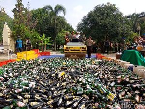 Polres Cilegon Musnahkan 9.771 Botol Miras
