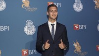 Diogo Dalot jadi salah satu dari tiga pemain baru Manchester United musim ini. Dibeli dari Porto dengan harga 19 juta pound, Dalot belum tampil karena sempat cedera di pramusim dan baru bermain di tim cadangan. (Carlos Rodrigues/Getty Images)