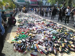 5.193 Botol Miras Sitaan Operasi Pekat di Pati Dimusnahkan 5.193 Botol Miras Sitaan Operasi Pekat di Pati Dimusnahkan