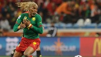 Rigobert Song. Mantan bek Kamerun ini dikenal rutin tampil dengan gaya rambut gimbal atau kriwil-kriwil. Di Piala Dunia 2010 sosok Song jadi makin kelihatan berkat rambutnya yang dicat pirang, plus brewok yang disepuh dengan warna senada. (Foto: Carl de Souza/AFP)
