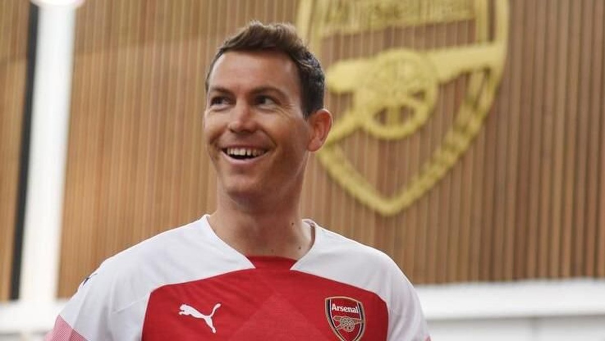 Stephan Lichtsteiner diharapkan memberikan transfer ilmu dan pengalaman untuk Hector Bellerin. (Foto: Twitter @LichtsteinerSte)