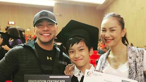 Deddy Corbuzier dan Kalina Oktarani bersama Azka