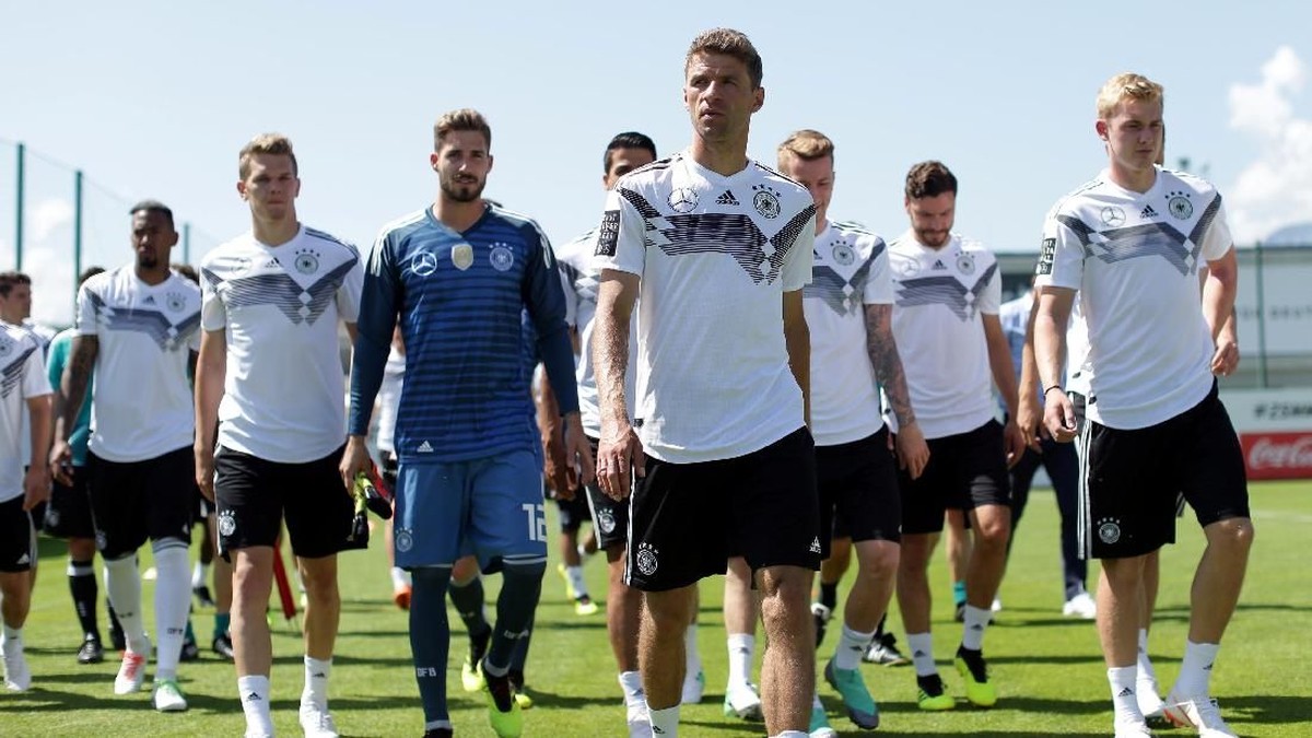 Joachim Loew menyebut status juara bertahan membuat Jerman jadi incaran di Piala Dunia 2018 (Foto: Lisi Niesner/Reuters)