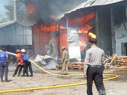 Pabrik Kayu di Banjarnegara Dilahap Si Jago Merah