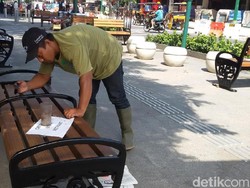 Biar Lebih Cantik, Kursi di Pedestrian Malioboro Dicat Ulang