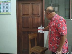 KPK Juga Segel Dua Ruangan di Kantor Dinas PUPR Kota Blitar KPK Juga Segel Dua Ruangan di Kantor Dinas PUPR Kota Blitar
