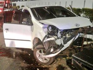 Mobil Tabrak Separator Busway di Depan Gedung DPR