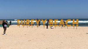 Foto: Surfing di Perbatasan Korea Selatan dan Utara