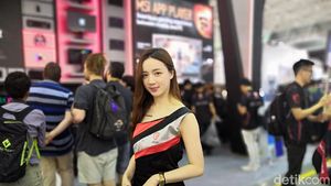 SPG Cantik Segarkan Pameran Teknologi Terbesar Asia