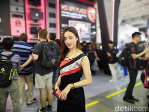 SPG Cantik Segarkan Pameran Teknologi Terbesar Asia