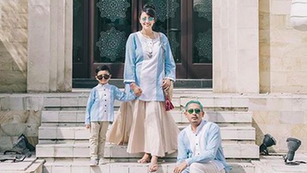 Kompaknya Keluarga Ryan Delon Saat Pakai Baju Kembaran