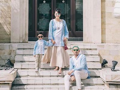 Kompaknya Keluarga Ryan Delon Saat Pakai Baju Kembaran