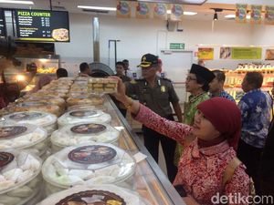 Sidak Supermarket, Wabup Jember Temukan Kemasan Makanan Rusak Sidak Supermarket, Wabup Jember Temukan Kemasan Makanan Rusak