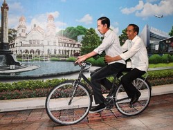 Saat Jokowi Bonceng Sepeda Jokowi di Bandara Ahmad Yani