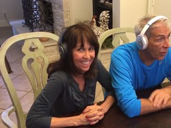 Cara Unik Sampaikan Kabar Kehamilan: Main Whisper Challenge