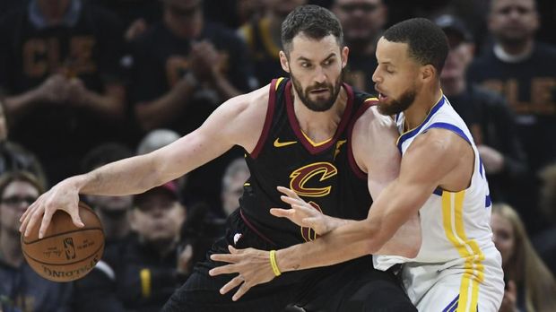 Stephen Curry menciptakan poin terbanyak untuk Warriors di gim keempat.