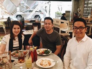 Gaya Seru Grace Natalie dan Pesepak Bola Mesut Ozil Saat Makan Enak