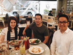 Gaya Seru Grace Natalie dan Pesepak Bola Mesut Ozil Saat Makan Enak