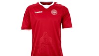 Ini adalah jersey yang akan dipakai Timnas Denmark di Rusia. Foto: Internet