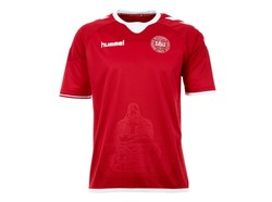 Ini adalah jersey yang akan dipakai Timnas Denmark di Rusia. Foto: Internet