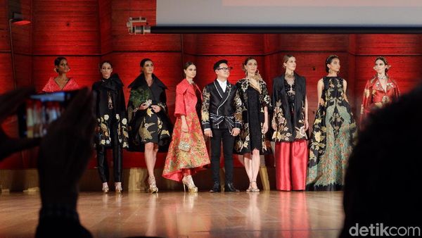 Ini Buktinya Warga Paris Antusias Lihat Pameran Batik Indonesia
