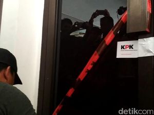 Empat Petugas KPK Segel Ruang Dinas Wali Kota Blitar Empat Petugas KPK Segel Ruang Dinas Wali Kota Blitar