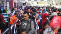 Pemudik Mulai Padati Stasiun Senen