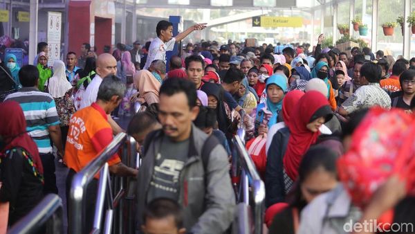 Pemudik Mulai Padati Stasiun Senen