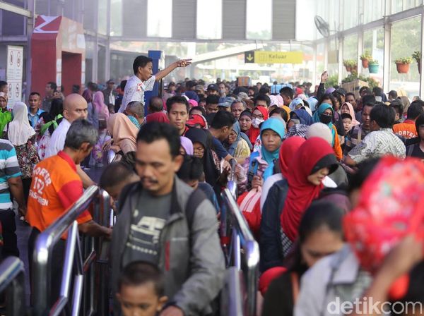Pemudik Mulai Padati Stasiun Senen