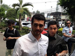 Video: Ramai-ramai Geruduk Instagram Fachri Albar dan Istri gegara Narkoba Video: Ramai-ramai Geruduk Instagram Fachri Albar dan Istri gegara Narkoba