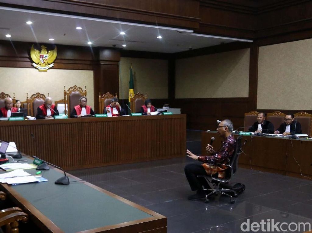 Hakim di Sidang Bimanesh: Mudah-mudahan Tuntutan Tak Maksimal Hakim di Sidang Bimanesh: Mudah-mudahan Tuntutan Tak Maksimal