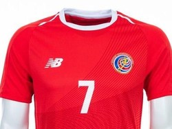 Sementara Kosta Rika juga punya jersey yang nyaris mirip Swiss, hanya beda logo federasi dan sponsor saja. (Foto: Internet)