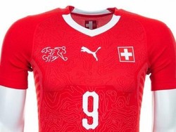 Swiss punya jersey berwarna merah dengan terpampang logo di bagian kiri dan kanannya. Sementara list bagian lehernya berwarna putih. (Foto: Internet)