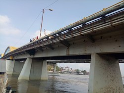 Bruk!!! Jembatan di Sumsel Ditabrak Kapal Tongkang