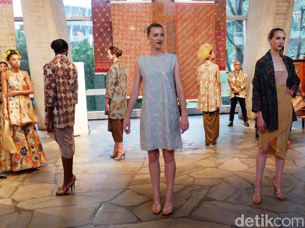 Oscar Lawalata Bicara Potensi Batik Bisa Eksis di Pasar Eropa Oscar Lawalata Bicara Potensi Batik Bisa Eksis di Pasar Eropa