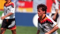 Pemain Jerman, Lothar Matthaeus, mengoleksi lima kartu, semuanya kartu kuning. Dia merupakan pemain dengan catatan laga terbanyak dengan 25 kali bermain. (Foto: Billy Stickland/AllSport)