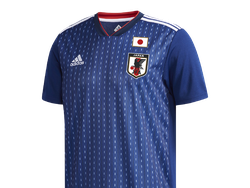 Dan terakhir adalah jersey Jepang yang berwarna biru dengan totol putih. Di dadanya tersemat logo negara dan federasi, yang menambah kesan ksatria pada jersey tersebut. (Foto: internet)