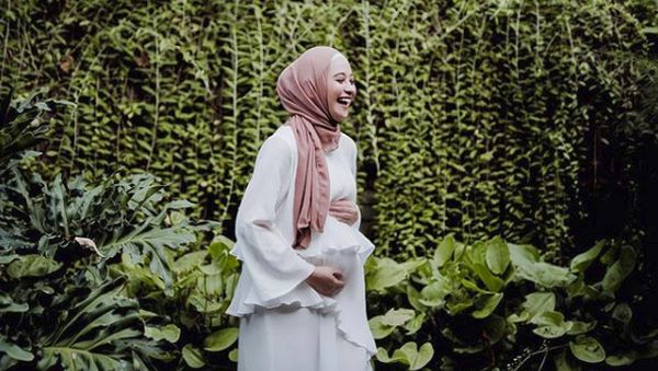 Hamil Anak Kedua, Poppy Bunga Makin Glowing