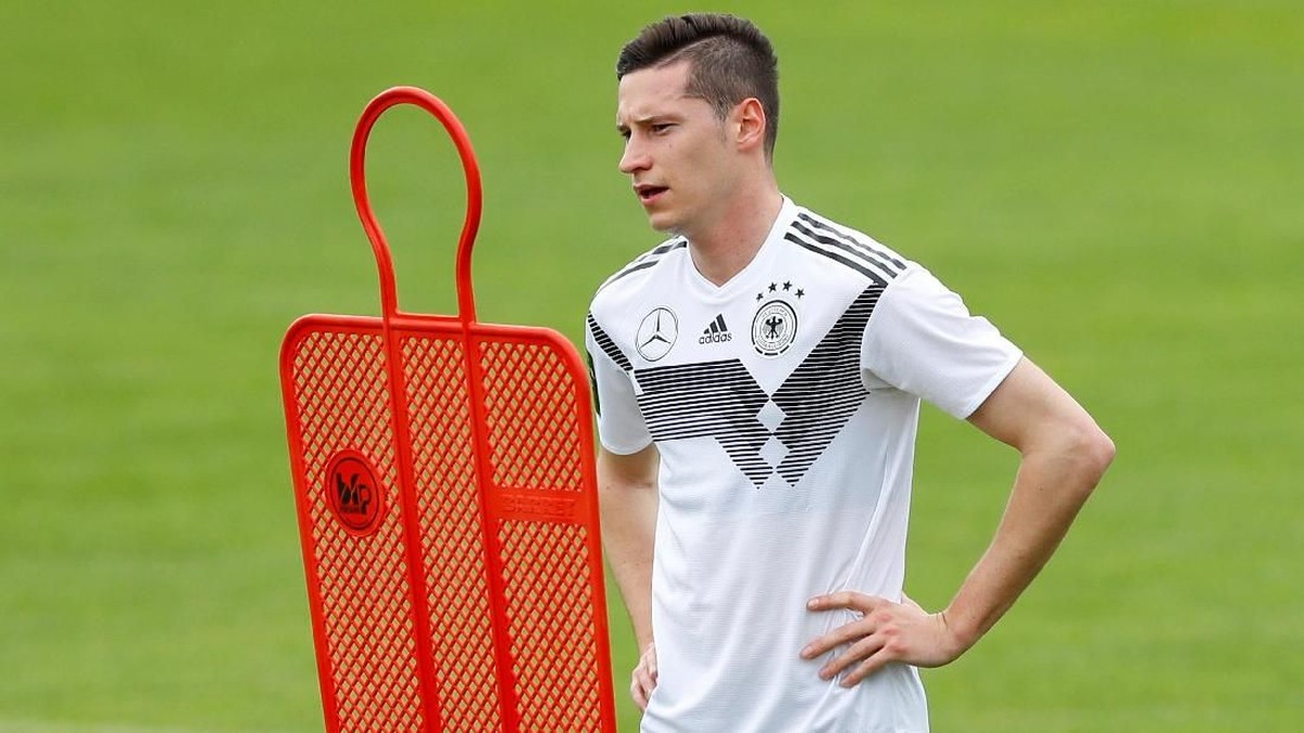 Julian Draxler punya ritual menyemprotkan parfum sebelum bertanding (Foto: Leonhard Foeger/Reuters)