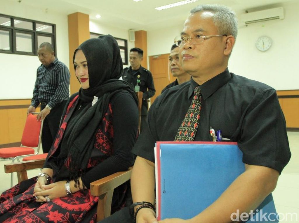 Sule Tak Hadir di Sidang Perdana, Lina Tetap Ingin Cerai Sule Tak Hadir di Sidang Perdana, Lina Tetap Ingin Cerai